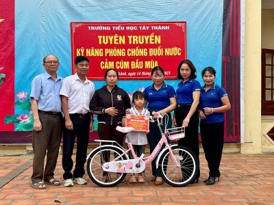 Trao tặng xe đạp cho em: Nguyễn Thị Tường Vy - Lớp 2D