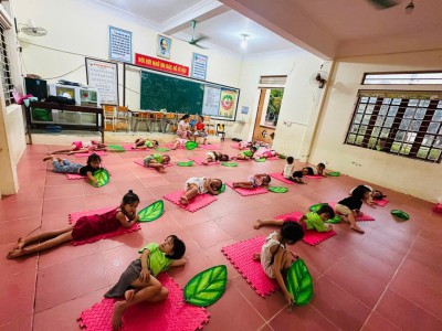 Học sinh trong giờ học múa