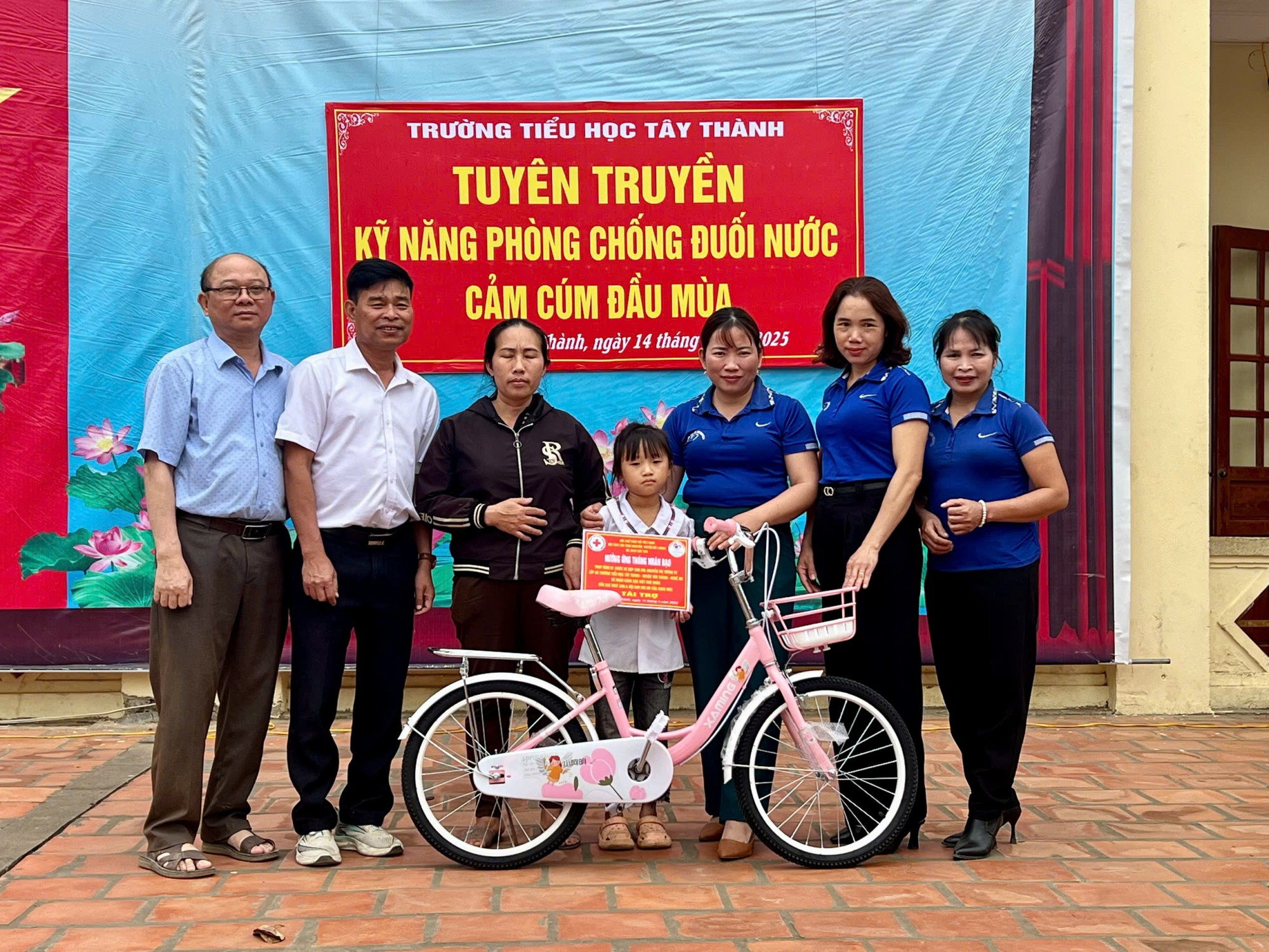 Trao tặng xe đạp cho em: Nguyễn Thị Tường Vy - Lớp 2D