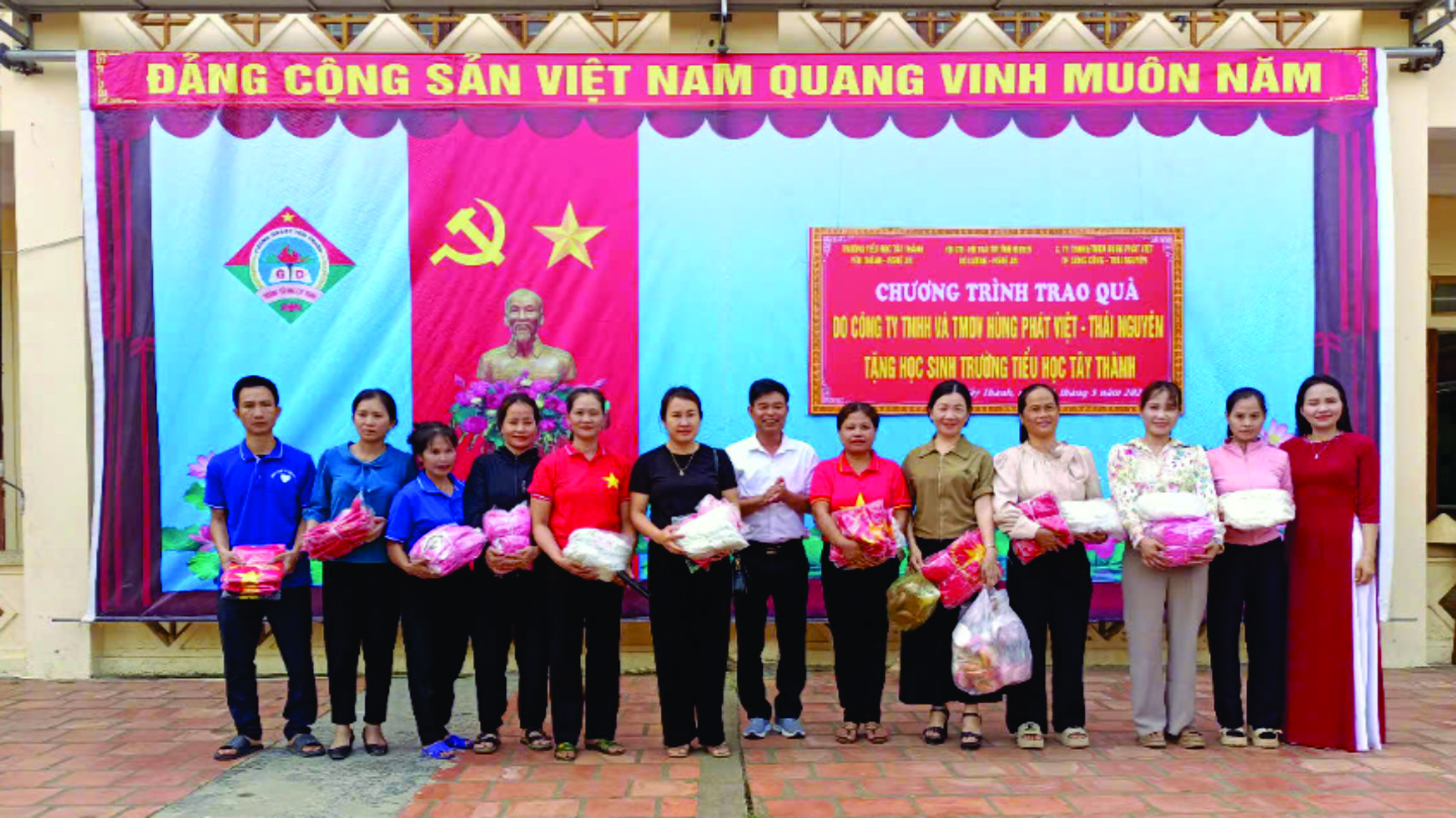 cong-ty-tnhh-sx-dvtm-hung-phat-viet-tang-ao-sao-vang-cho-hoc-sinh-truong-tieu-hoc-tay-thanh
