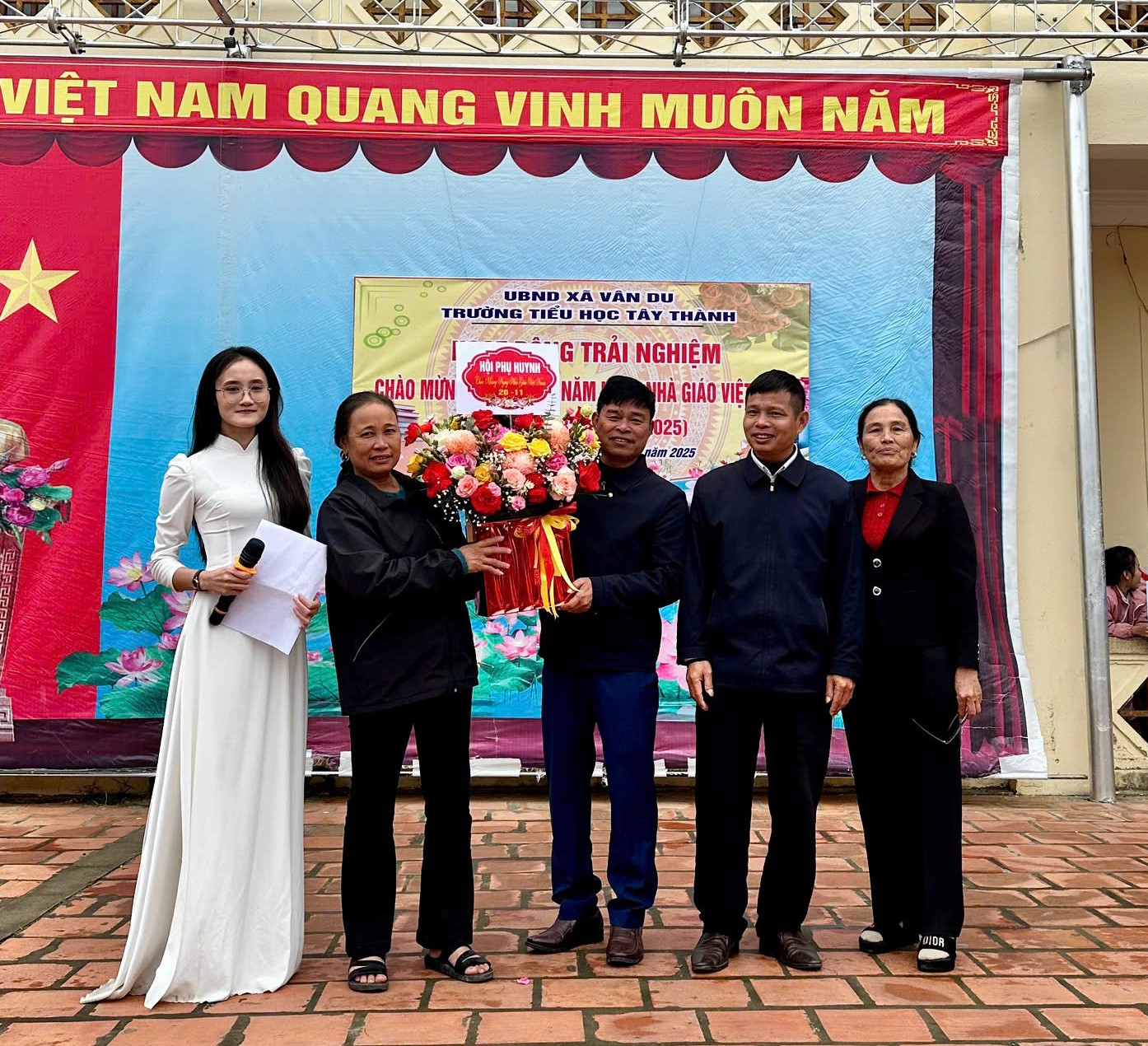 Hội cha mẹ học sinh tặng hoa cho nhà trường tại buổi Lễ