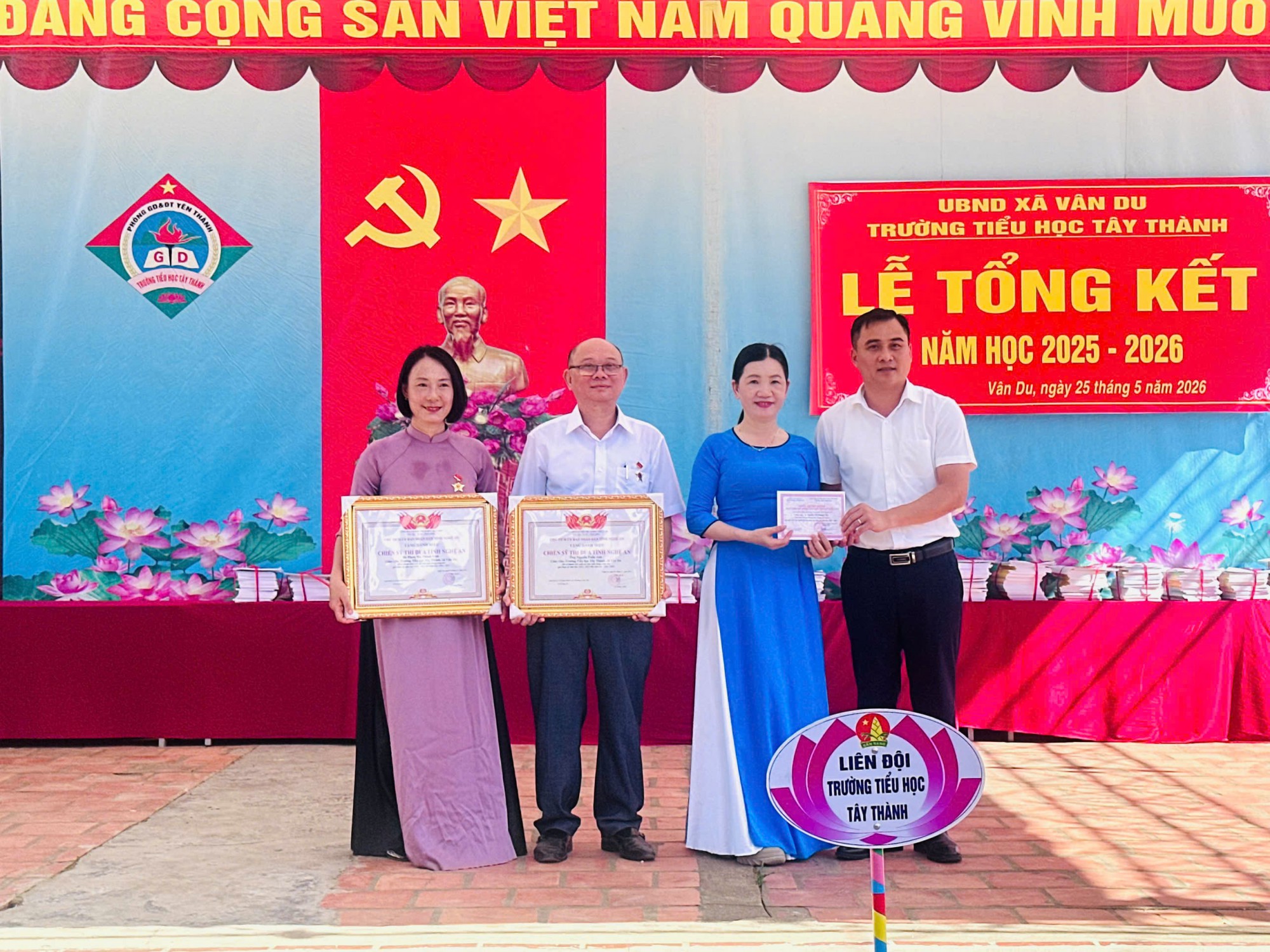 Đồng chí Thái Minh Sỹ Bí thư đảng ủy xã trao giấy khen cho các giáo viên có thành tích cao trong năm học