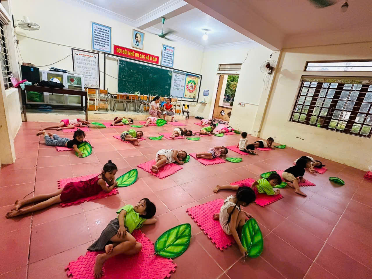 Học sinh trong giờ học múa