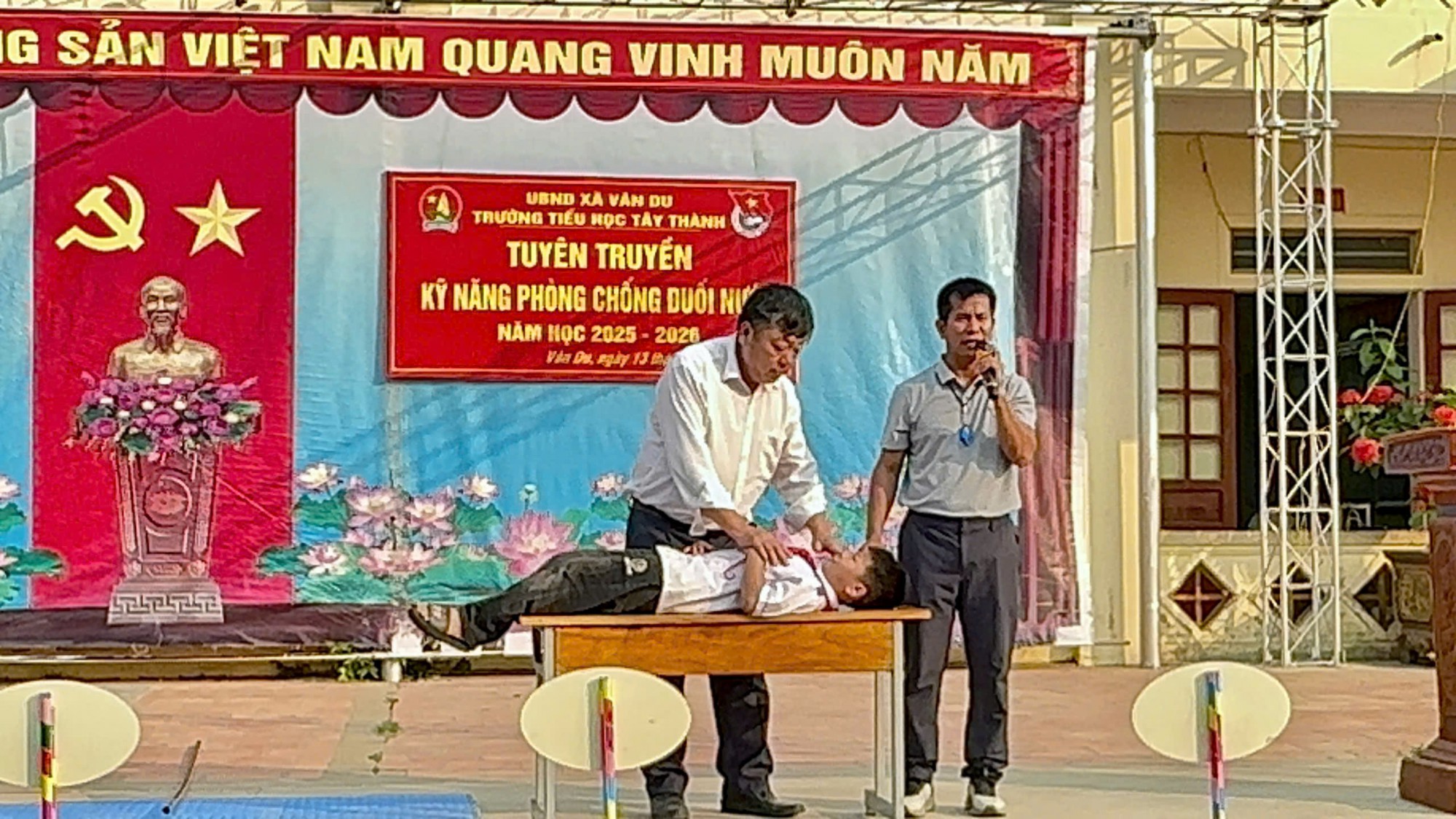 Thày Nguyễn văn hòa và Thầy Nguyễn văn Giáp tại buổi tuyên truyền phòng chống đuối nước